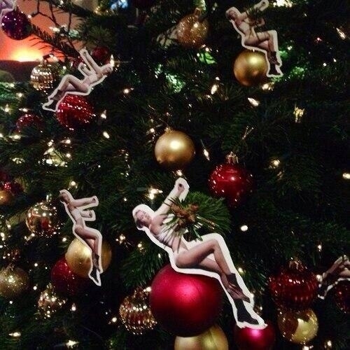 DIY Miley Cyrus Wreaking Bauble Xmas