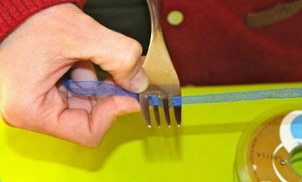 How to make tiny bows with a fork 2