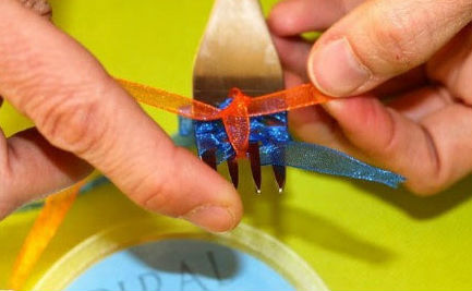 How to make tiny bows with a fork 6