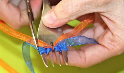 How to make tiny bows with a fork 7